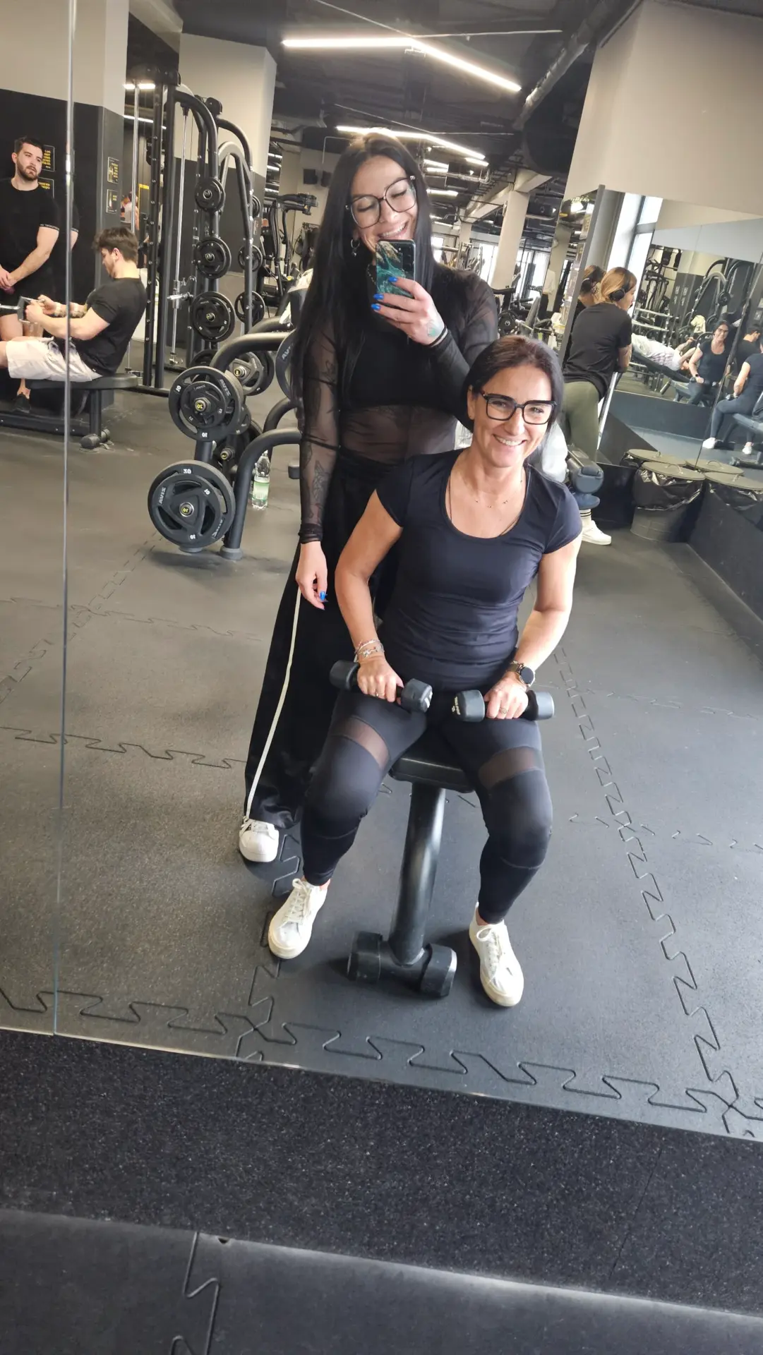 Trener personalny Karolina Mrowińska Łódź w trakcie treningu personalnego z klientką