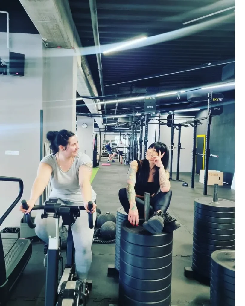 trener-personalny-lodz-karolina-mrowinska (6) Trener personalny Karolina Mrowińska Łódź na siłowni z klientką